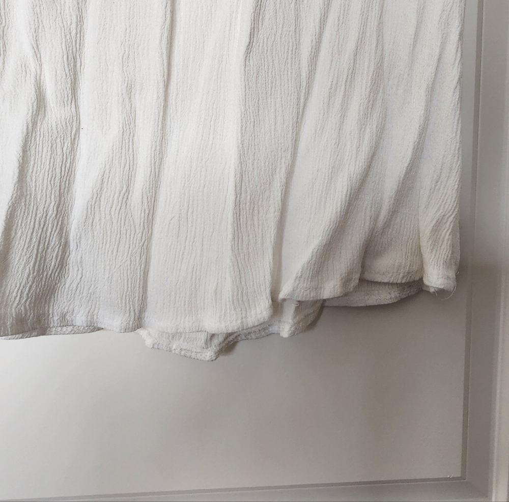 Chic White Button-Down Blouse - Picture 6 of 6